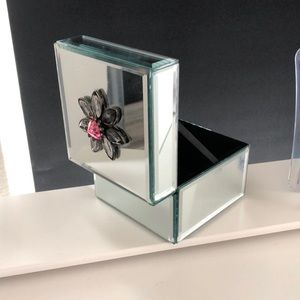 Mirrored lined box